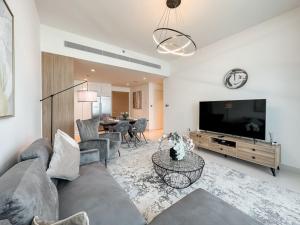 Luton Vacation Homes - Full Sea and Palm View & Modern 2BR - Emaar Beachfront , Beach Vista, Dubai Harbour - 17AB06