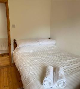 Kearneys Cottage, Dugort, Achill Island, County Mayo - 3 Bedroom Sleeps 6
