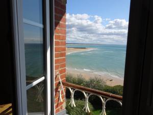 Maisons de vacances Charming old villa with splendid sea view, Barneville-Carteret : Maison de Vacances 5 Chambres