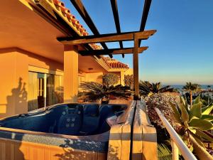Malibu Mansion Panoramic dreamhome with jacuzzi by Solrentspain - 3hvězdičkové hotely ve městě Fuengirola