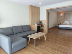 Phi Phi Holiday Resort, Leam Tong Beach