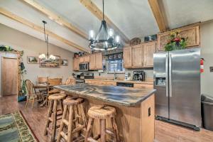 Woodsy Pigeon Forge Hideaway Private Hot Tub