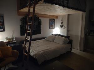 Roomy studio near town and ski lift, free WiFi and parking