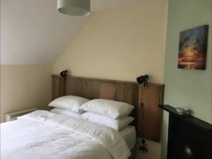 Cosy Arts & Crafts Cottage with stunning views