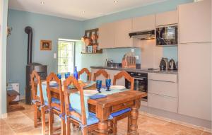 Maisons de vacances Beautiful Home In Pleudaniel : photos des chambres