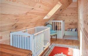 Maisons de vacances Beautiful Home In Pleudaniel : photos des chambres