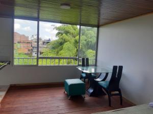 Apartamento de un ambiente, cocina, baño, acogedor, vista a zonas verdes