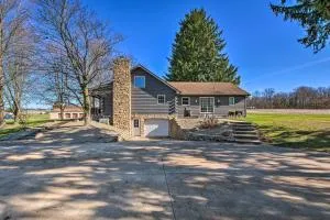 Spacious Massillon Log Cabin with Fire Pit! - 坎顿