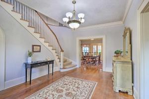 1920s Corsicana Home Group Getaway Near Downtown!
