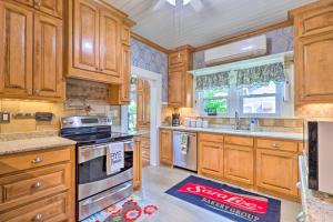 1920s Corsicana Home Group Getaway Near Downtown!