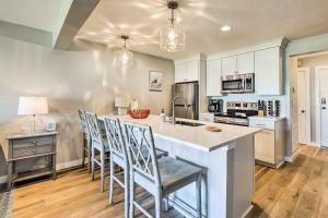 St Helena Island Condo with Pool and Beach Access!