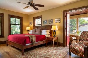 Superior King Suite room in The Buckingham Inn