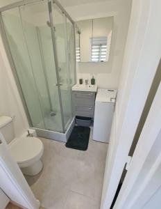 Petite maison cosy dans un jardin.