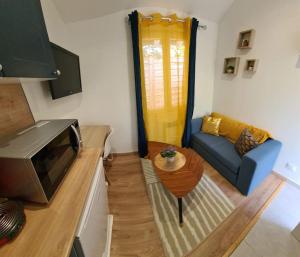 Petite maison cosy dans un jardin.