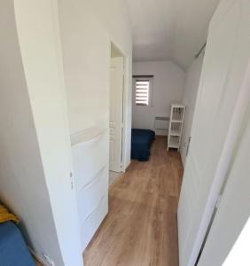 Petite maison cosy dans un jardin.