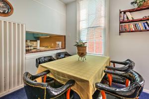 Historic Galveston Apartment - 1 Mi to The Strand!