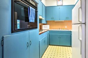 Historic Galveston Apartment - 1 Mi to The Strand!