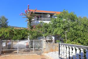 Apartments by the sea Vinisce, Trogir - 13648