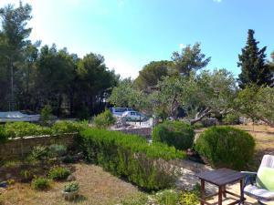 Apartments with a parking space Milna, Brac - 11088