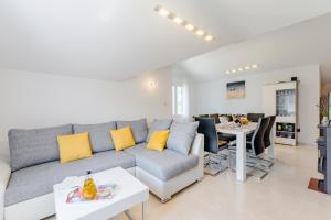 Apartments with parking space Milna, Brac - 11088