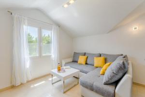 Apartments with parking space Milna, Brac - 11088