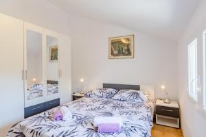 Apartments with parking space Milna, Brac - 11088