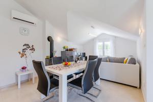 Apartments with parking space Milna, Brac - 11088