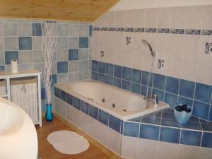 Maisons de vacances Chalet haut de gamme avec sauna, terrasse et jardin pres de la montagne vosgienne - FR-1-589-185 : photos des chambres