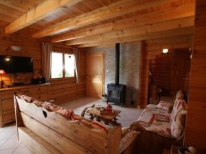 Maisons de vacances Chalet haut de gamme avec sauna, terrasse et jardin pres de la montagne vosgienne - FR-1-589-185 : photos des chambres