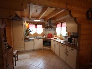 Maisons de vacances Chalet haut de gamme avec sauna, terrasse et jardin pres de la montagne vosgienne - FR-1-589-185 : photos des chambres