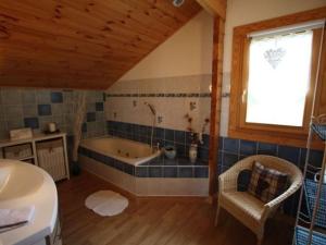 Maisons de vacances Chalet haut de gamme avec sauna, terrasse et jardin pres de la montagne vosgienne - FR-1-589-185 : Maison de Vacances