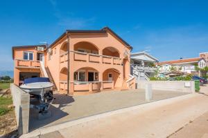 Apartments with parking space Vir - 20201