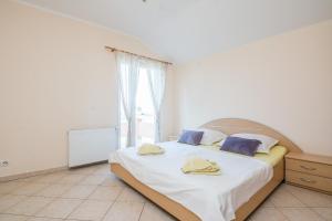 Apartments with a parking space Vir - 20201