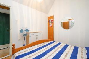 Apartments by the sea Vinisce, Trogir - 13648