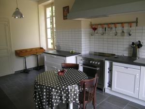 Maisons de vacances Gite Cerilly, 7 pieces, 12 personnes - FR-1-489-399 : photos des chambres