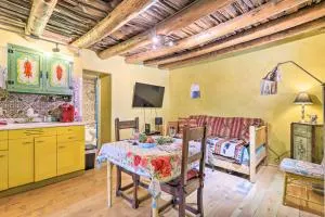 Artsy Santa Cruz Apartment with Shared Fire Pit! - Los Alamos