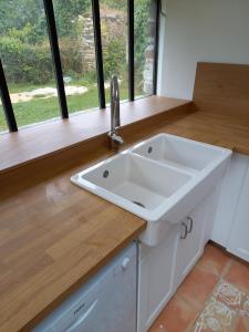 Maison, calme avec cheminée.