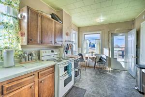 Pet-Friendly Downtown Hettinger Apt with Yard!