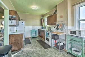 Pet-Friendly Downtown Hettinger Apt with Yard!