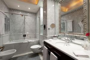 Deluxe Double or Twin Room (1-2 Adults) with Free Health Insurance room in Hotel Casa Fuster G.L Monumento