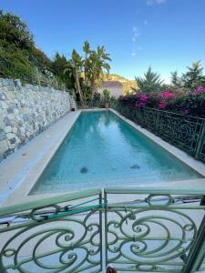 Luxueux appartement avec piscine privative et magnifique vue mer à deux minutes de monaco