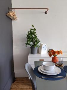 *Unique Brighton Apartment & Garden, near Beach*