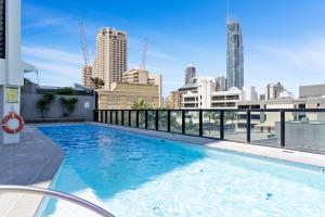 Circle on Cavill Canal Views Huge Apartment