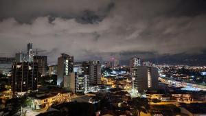 Cosmopolitan APT 1407, 5 Star Facilities, 15m SJO Airport, Parking, Pool, Gym