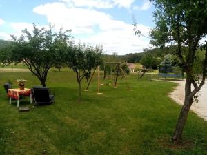Maison en Pierre Rénovée 4 Pers avec Jardin et Terrasse, Proche Dordogne - FR-1-616-200
