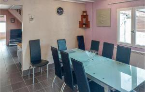 Maisons de vacances Beautiful home in Longvilliers with WiFi and 5 Bedrooms : photos des chambres