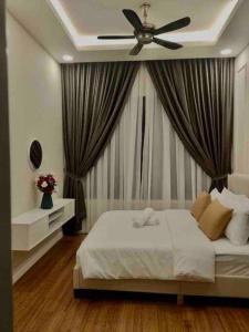 Millerz Suite 3R2B Condo Near MidValley 3 Beds 3 Bedrooms Staycation Best Choice