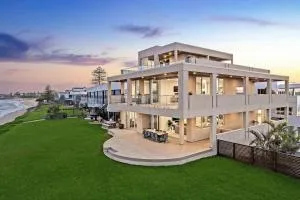 Royal Retreat Luxury Beachfront View - Morisset