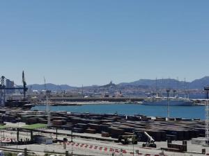 Maisons de vacances Logement independant renove Tres belle terrasse Vue mer port et Marseille : photos des chambres