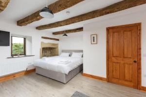 10 Bed Stunning House in village, with Hot Tub